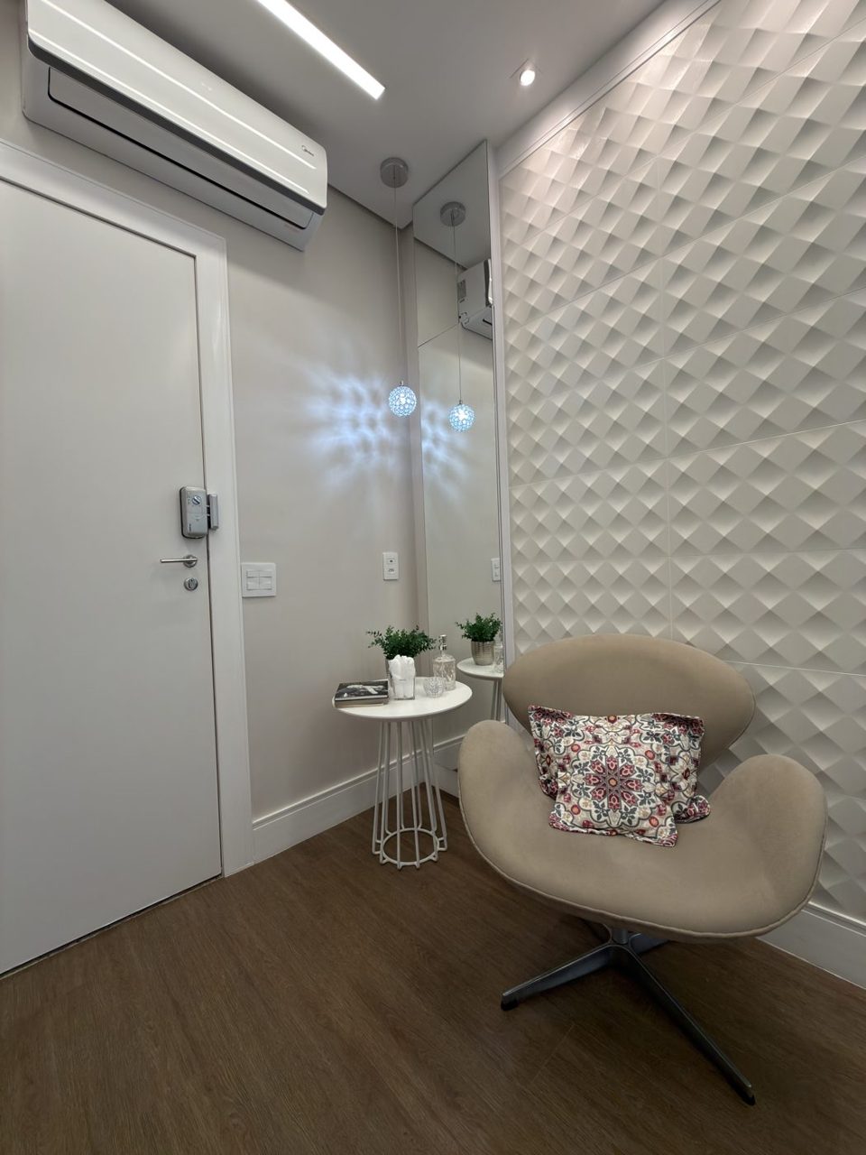 Cantinho acolhedor da Clínica Karina Marani com poltrona de design