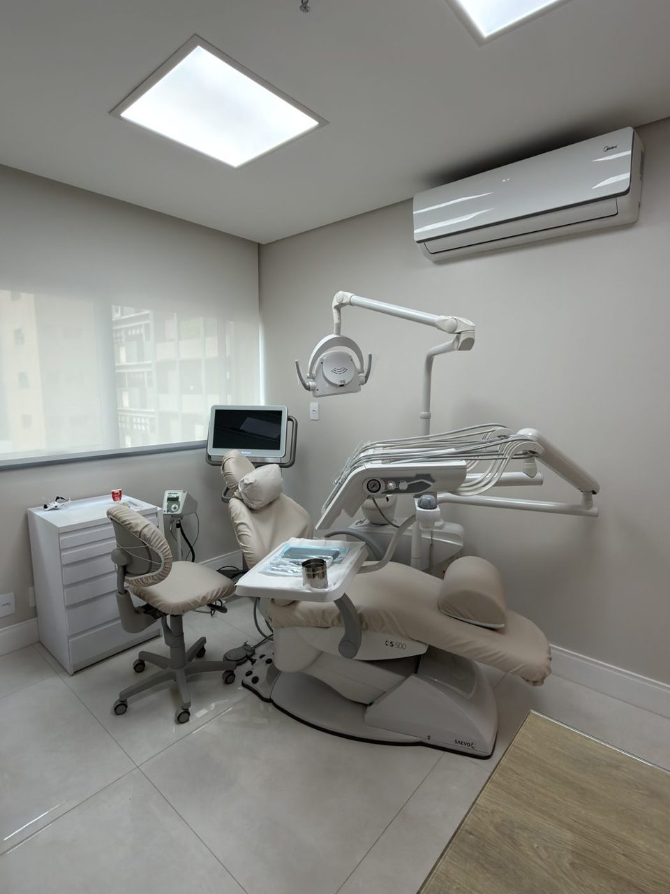 Sala clínica com tecnologia odontológica moderna